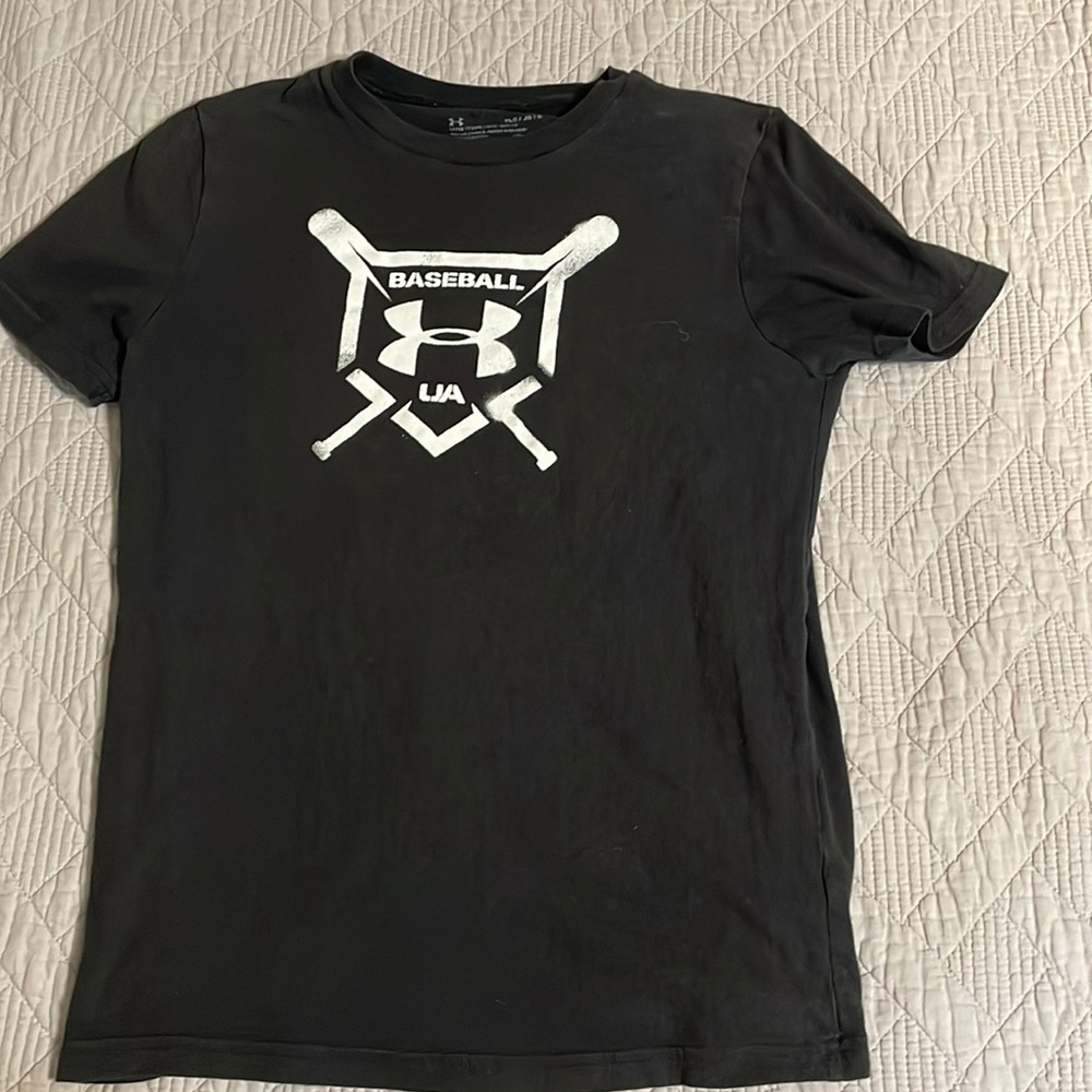 Black under armour t shirt